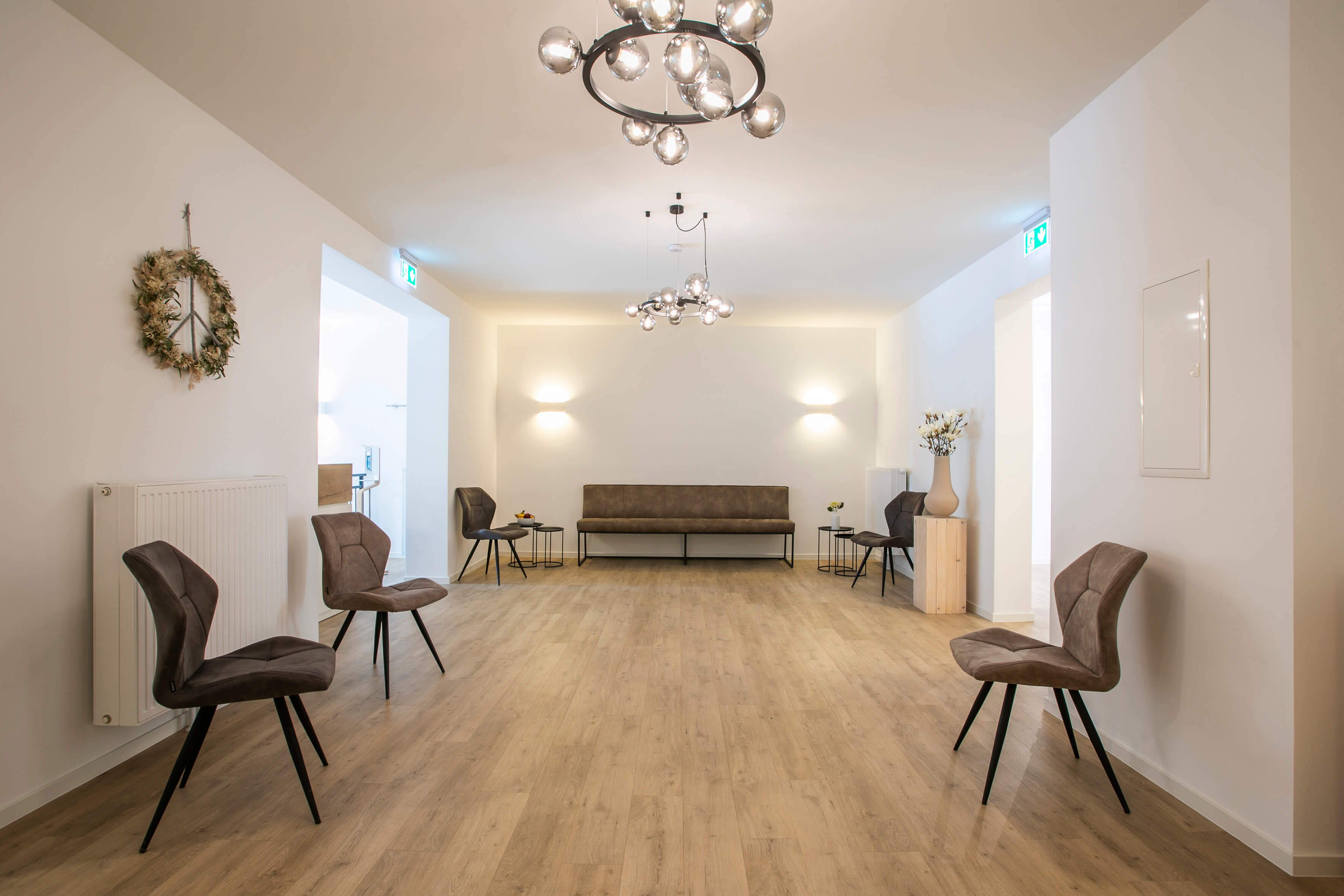 Nehmen Sie in unserem stilvoll eingerichteten Wartebereich Platz